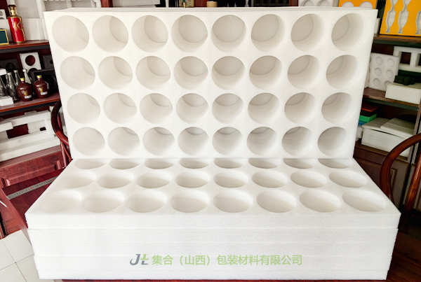 EVA復(fù)合EPE內(nèi)襯, 珍珠棉酒托, 貼絨布珍珠棉內(nèi)襯, 高密度珍珠棉, 高密度EPE珍珠棉, 珍珠棉快遞包裝, 焦作珍珠棉定制廠家